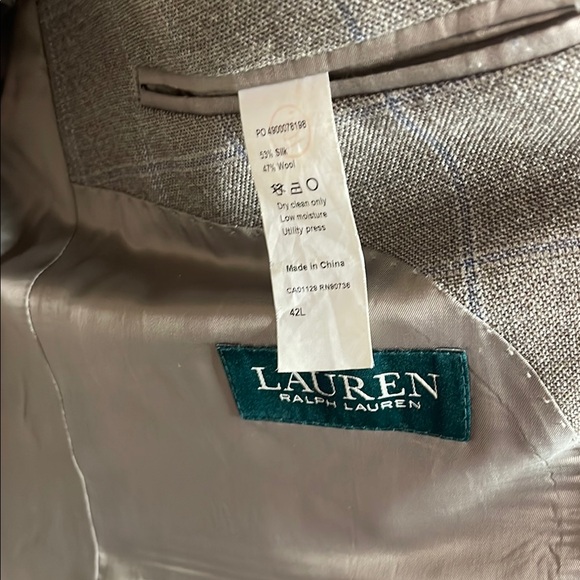 Cream Sport Coat with Classic Notched Lapel and Refined Wool Blend Fabric - Picture 2 of 3